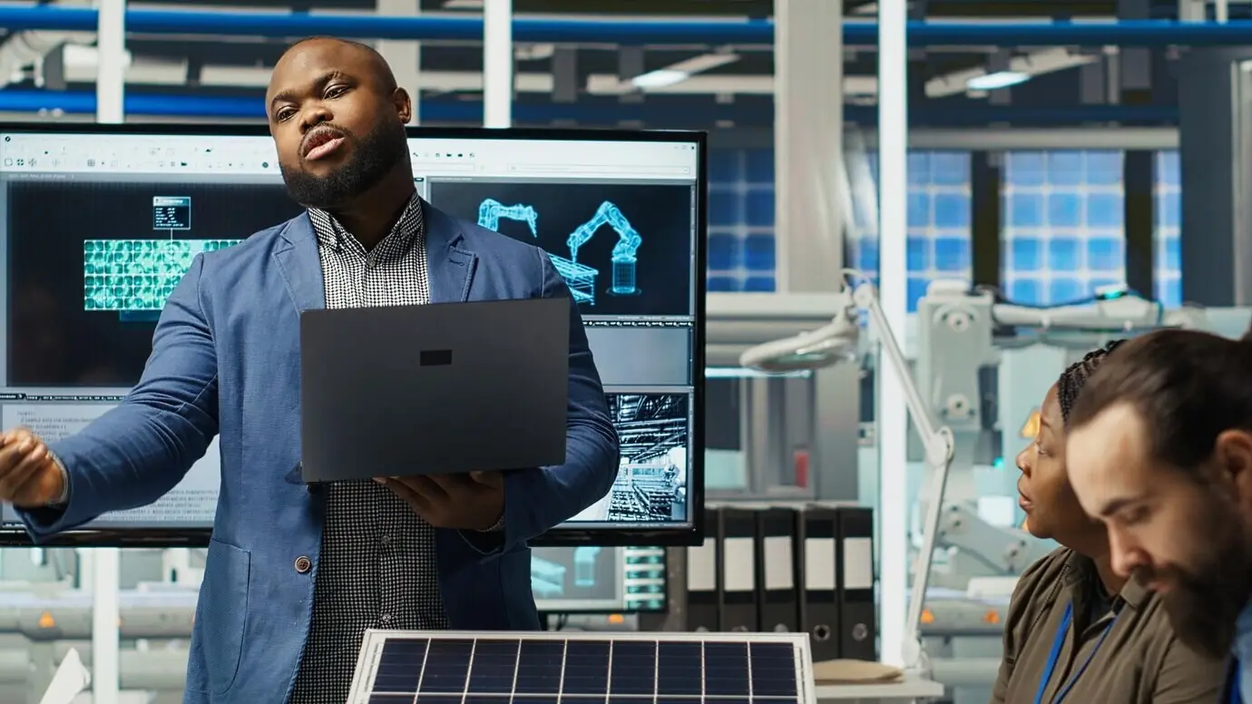 Forschende einer Photovoltaikanlage führen Leistungsanalysen an Solarzellen durch.