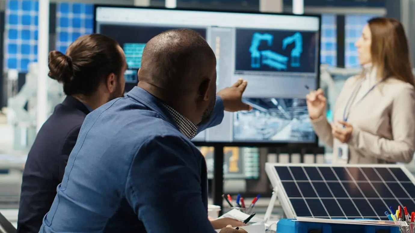 Investoren in einer Photovoltaikanlage prüfen Berichte zur Solartechnologie.